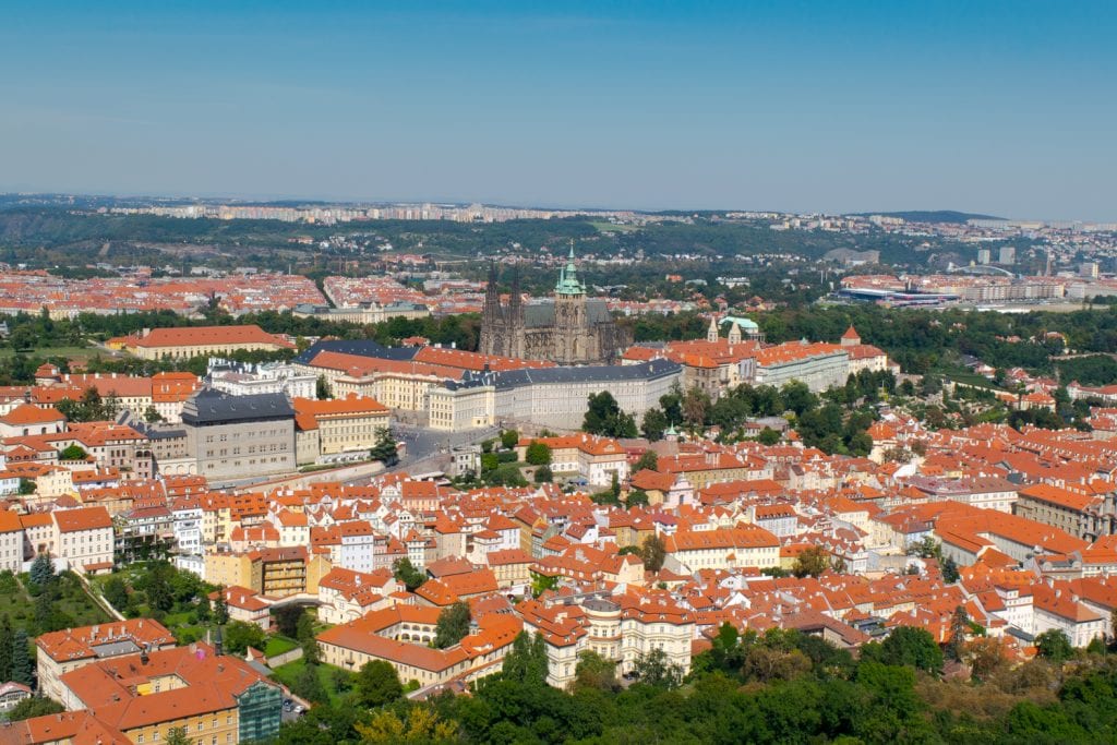 从布拉格城堡俯瞰布拉格天际线
