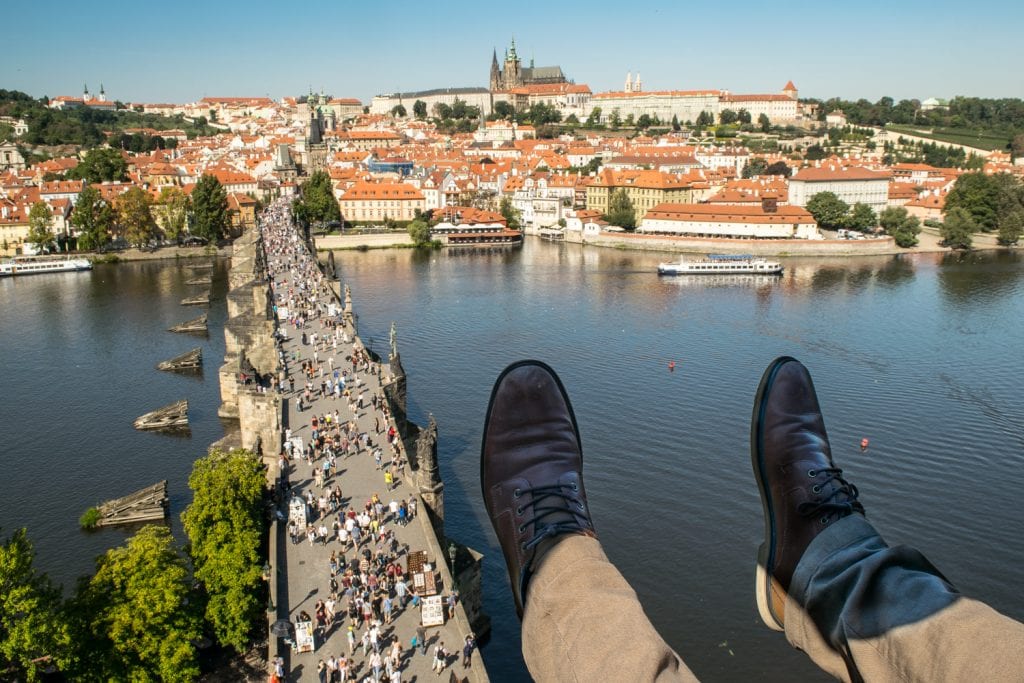 杰里米从一座塔俯瞰查尔斯桥，这座塔是布拉格最好的风景之一，在布拉格旅行时很便宜必威体育官方登录