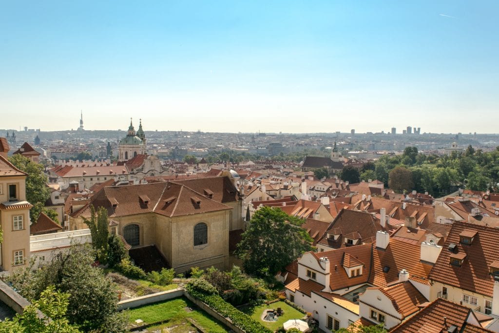 从布拉格城堡附近看布拉格的天际线，在布拉格旅游预算中享受免费的风景必威体育官方登录