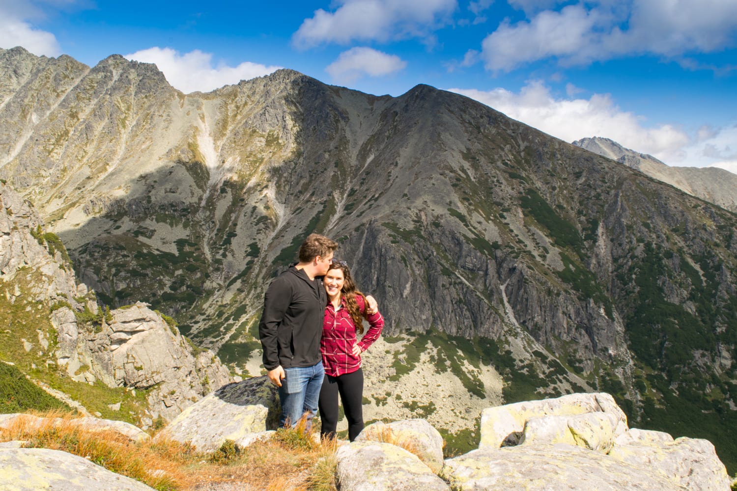 凯特·斯托姆和杰里米·斯托姆站在俯瞰斯洛伐克的高鞑靼山上徒步
