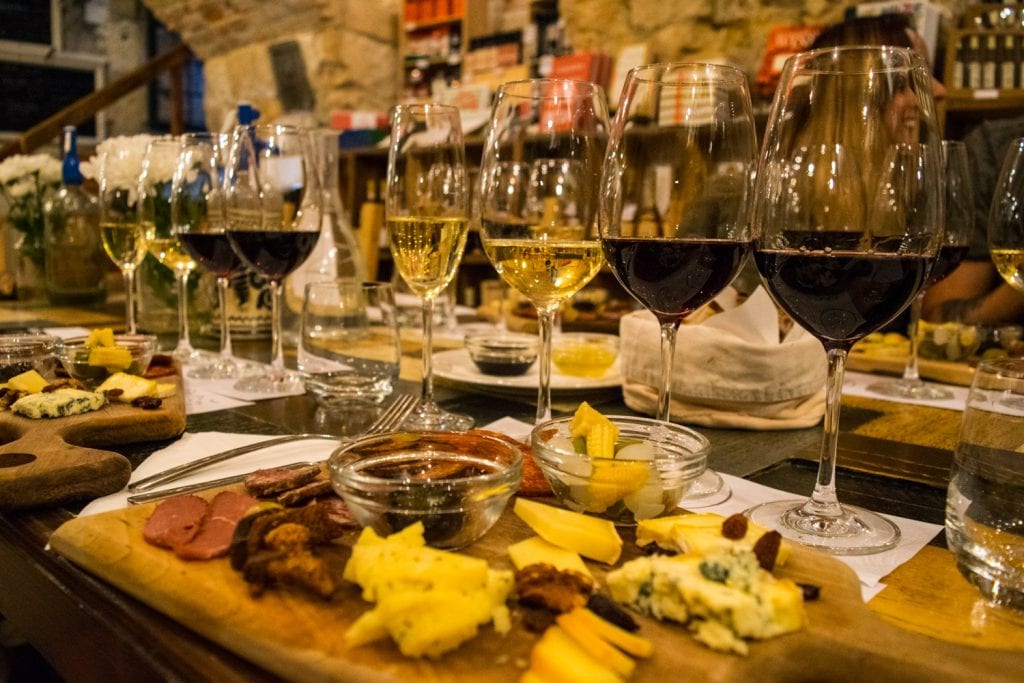 在匈牙利布达佩斯的一个品酒会上，满柜的熟食板后面摆着葡萄酒
