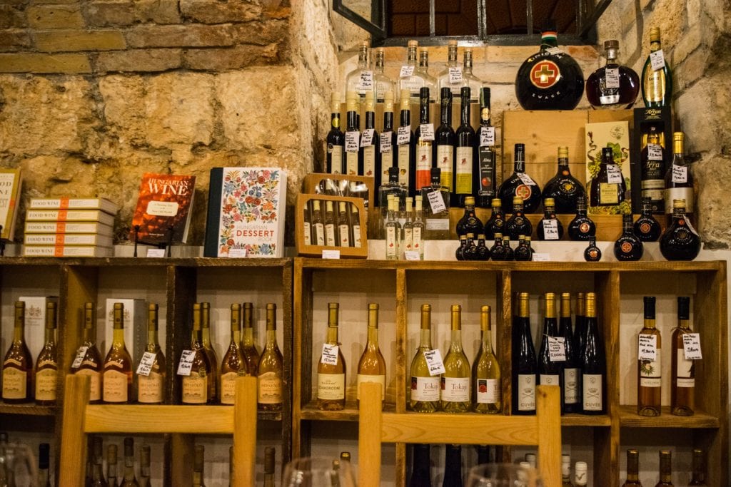 在匈牙利布达佩斯，品酒桌上货架上待售的葡萄酒