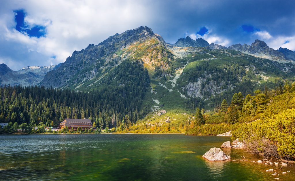 在斯洛伐克的高塔塔拉斯徒步旅行时看到的高山湖