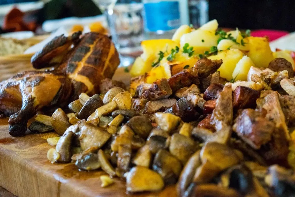 罗马尼亚布加勒斯特的一家餐馆里的一盘肉和土豆