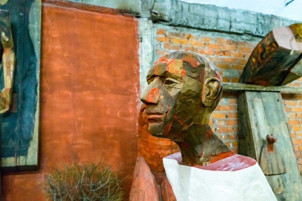 在布加勒斯特的一个画廊里，一个男人的雕像，探索艺术场景属于在罗马尼亚布加勒斯特做什么清单