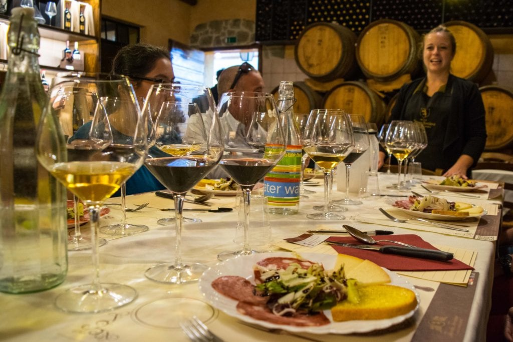 在托斯卡纳品酒，几杯葡萄酒和一盘食物出发了
