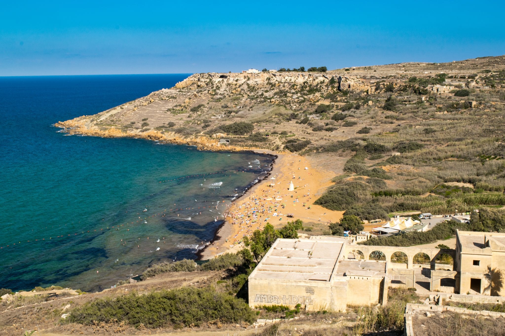 从上面俯瞰卡吕普索洞穴，这是马耳他9月份最好的去处之一