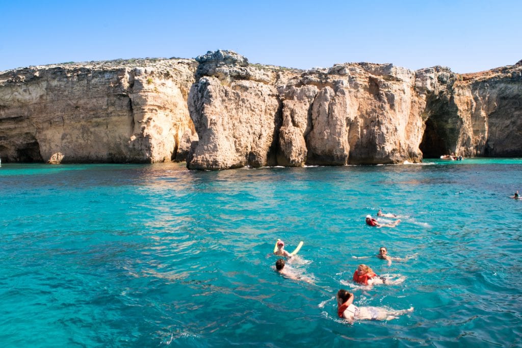 必威体育官方登录游客在水晶湖游泳，马耳他最好的事情之一