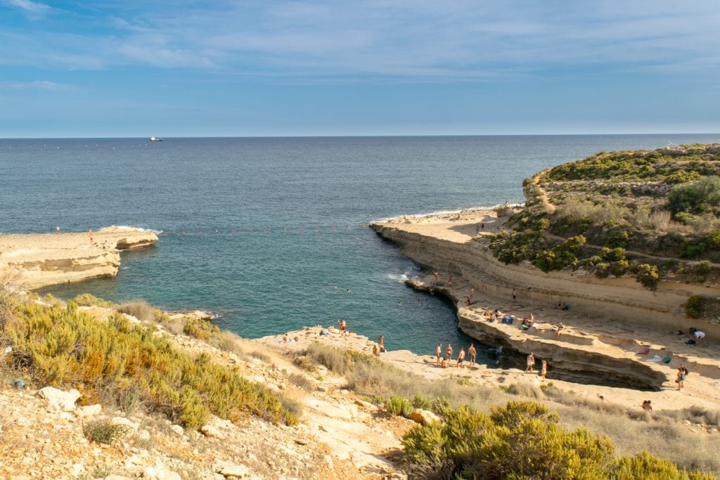 从上面俯瞰圣彼得池，游泳者在池边游泳，在马耳他该做什么呢