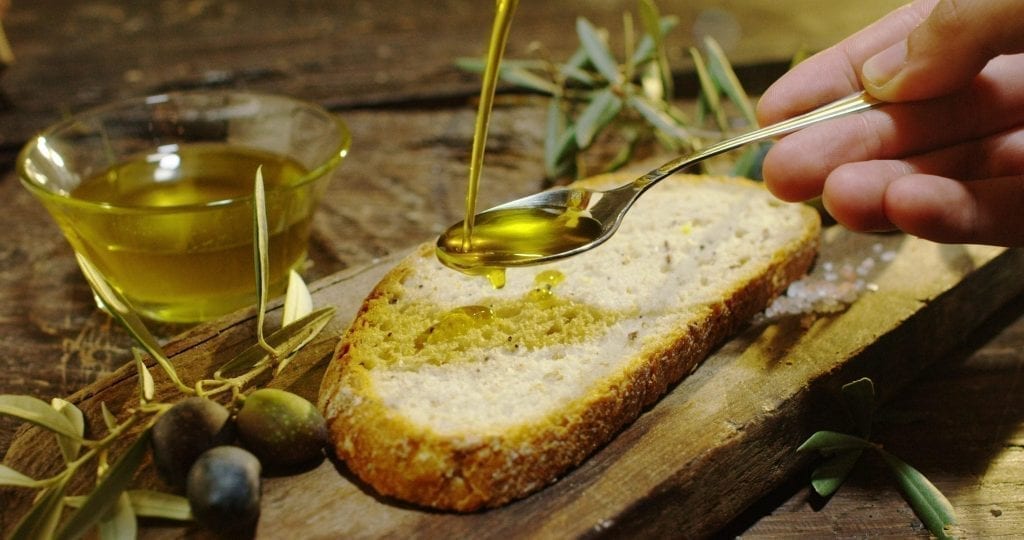 橄榄油用勺子浇在面包上，这是意大利佛罗伦萨最美味的食物之一