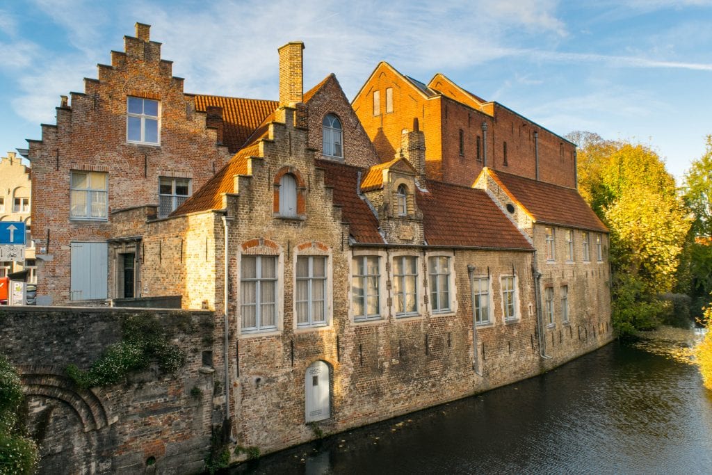布鲁日一条小运河边的砖房。运河是游览根特和布鲁日的热门理由