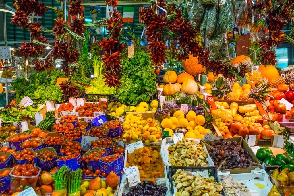 2天内在佛罗伦萨墨卡托中心的水果和蔬菜摊位的照片