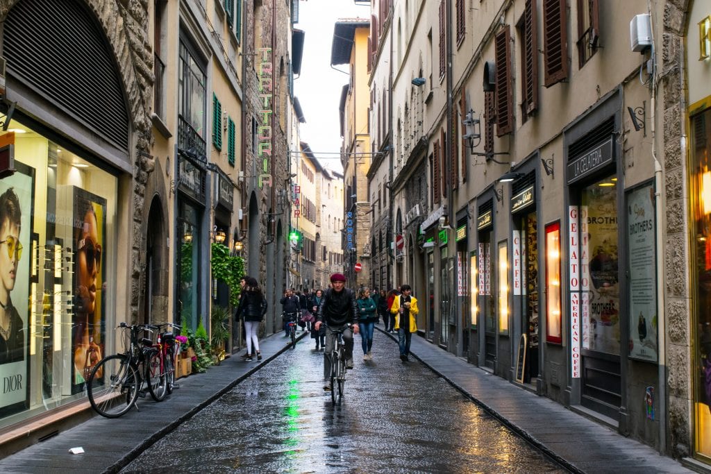 在意大利佛罗伦萨，一场暴雨过后不久，一名男子骑着自行车走向镜头