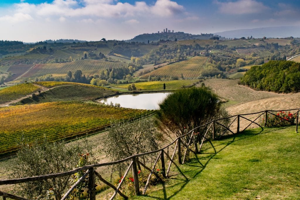 从托斯卡纳酒庄俯瞰圣吉米尼亚诺，这是意大利人遗愿清单上值得一看的风景
