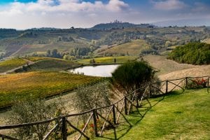 从托斯卡纳的酒庄俯瞰圣吉米尼亚诺，这是一个值得在意大利人的遗愿清单上看到的风景
