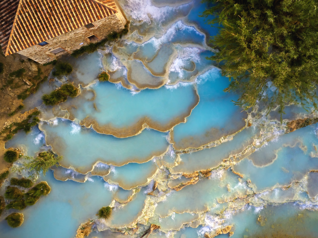 从上方俯瞰托斯卡纳的萨图尼亚温泉，是意大利托斯卡纳最好的去处之一