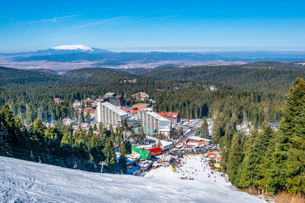 从滑雪坡顶看保加利亚的博罗维茨，欧洲最便宜的旅游胜地之一