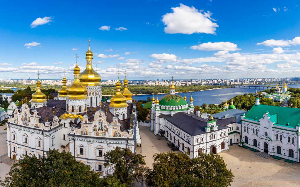乌克兰基辅沿河俯瞰美丽的东正教教堂