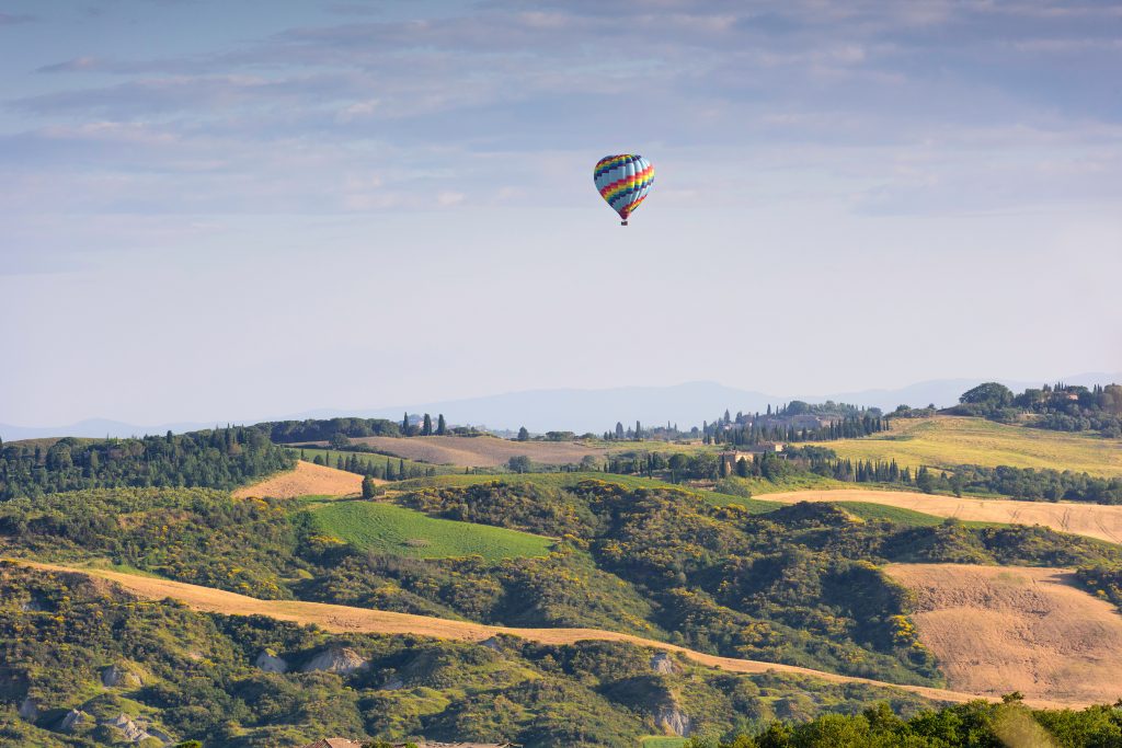 热气球在远处飞过托斯卡纳的乡村，一次心愿清单式的托斯卡纳旅行体验必威体育官方登录