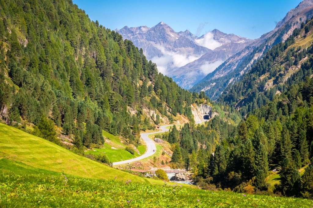 风景的山脉和弯曲的道路附近的火山口奥地利，一个不同寻常的欧洲目的地