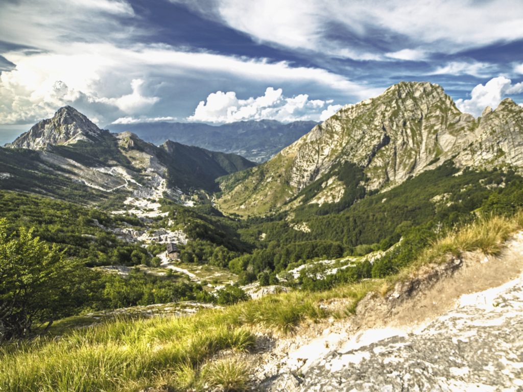 阿尔卑斯山脉的托斯卡纳乡村，山峰在远处可见