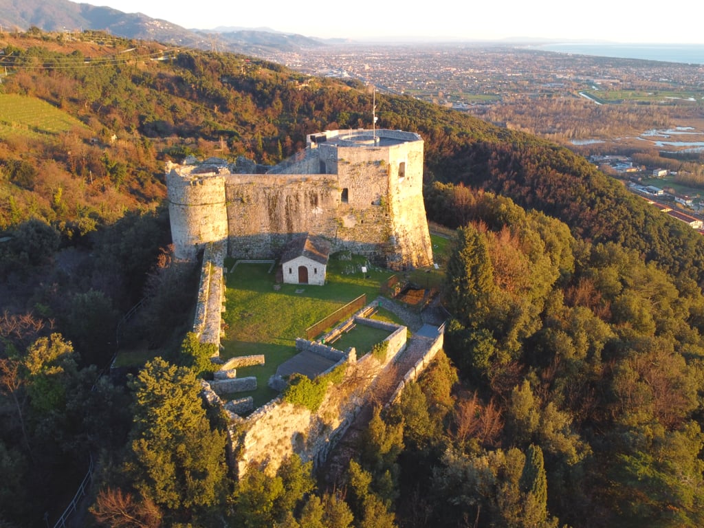 意大利托斯卡纳区蒙蒂诺索的阿基诺菲城堡鸟瞰图