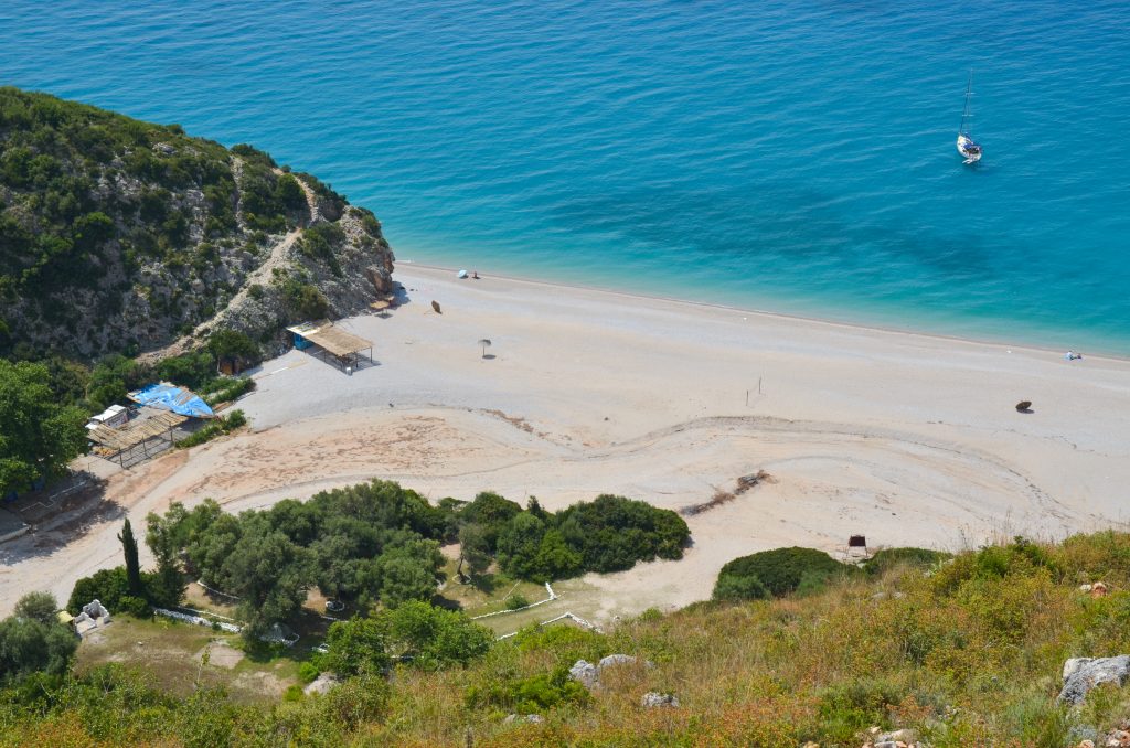 美丽的海滩沿着阿尔巴尼亚河畔的瓦洛雷阿尔巴尼亚，是欧洲最便宜的旅游胜地之一