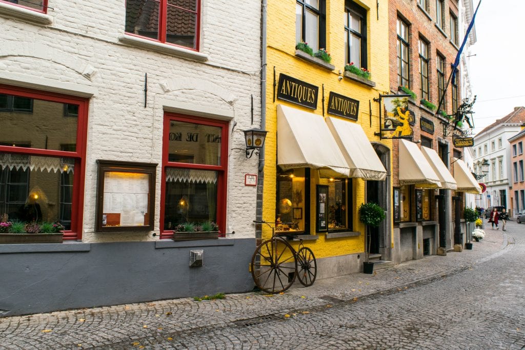 布鲁日弯曲的街道上，一家被漆成黄色的古董店——这样的风景在根特或布鲁日都很常见