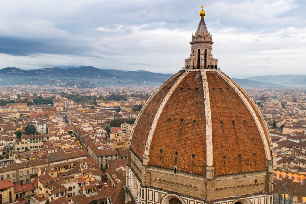从钟楼俯瞰佛罗伦萨大教堂的圆顶，是您为期2天的佛罗伦萨行程中值得一去的