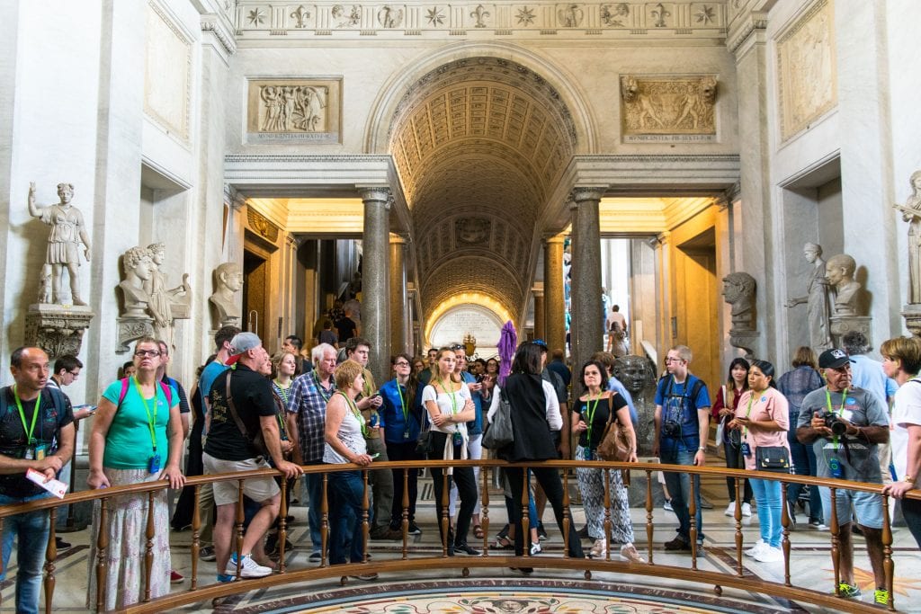 参观罗马梵蒂冈博物馆的游客在路障周围排起了长队