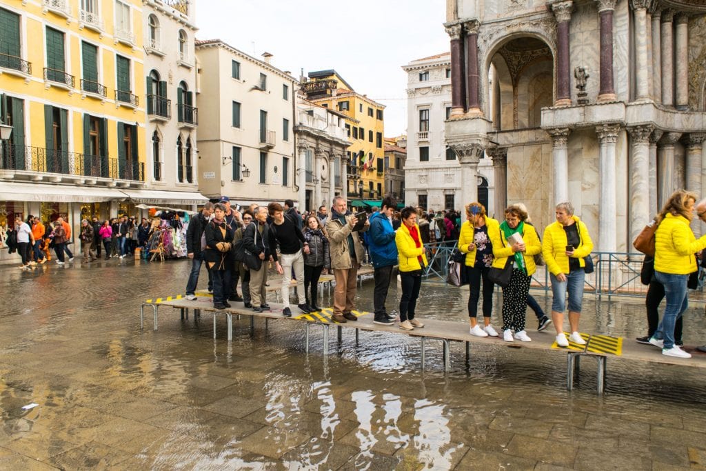 在威尼斯圣马可广场，游客排队进入圣马可大教堂
