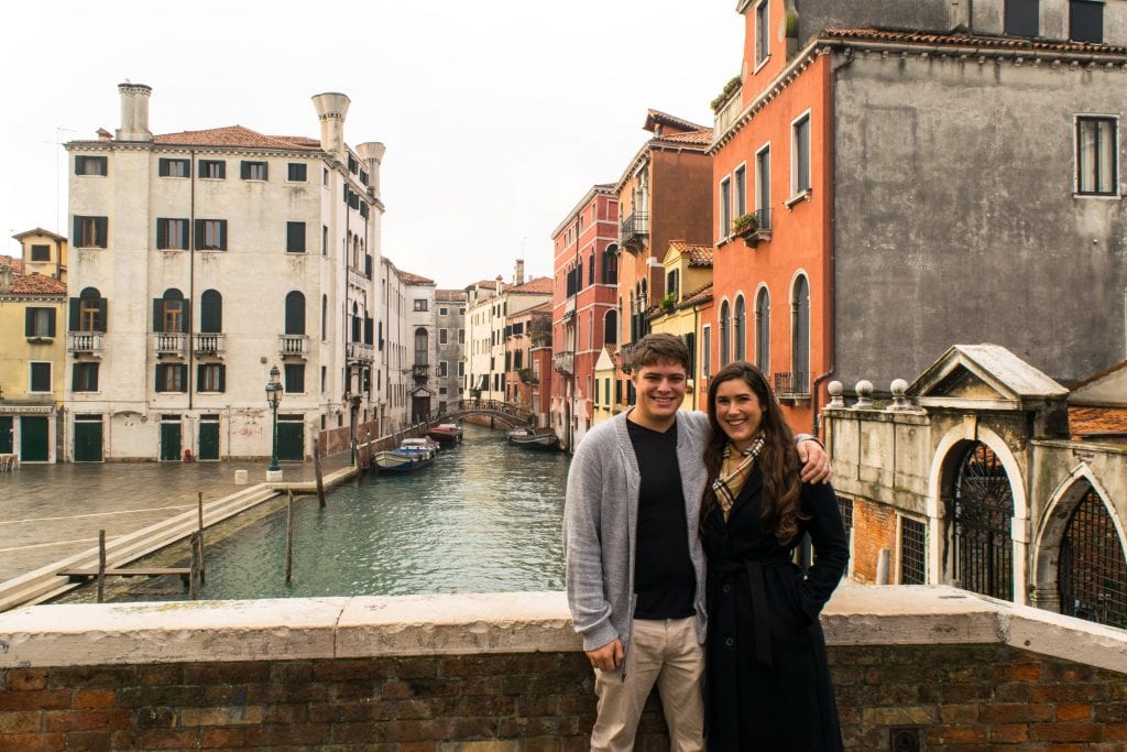 冬天，凯特和杰里米在威尼斯的一条运河前风暴，这是意大利最值得一看的风景之一