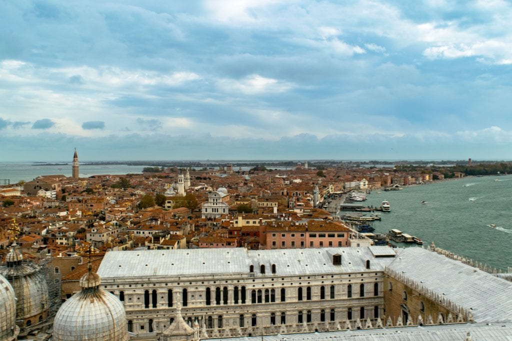从圣马可钟楼俯瞰威尼斯——如果你想在一天内看完威尼斯，可以考虑爬上这座塔!