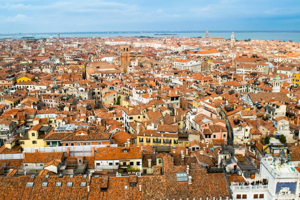 11月访问威尼斯期间，从圣马可康帕内尔拍摄的威尼斯城上空的照片。