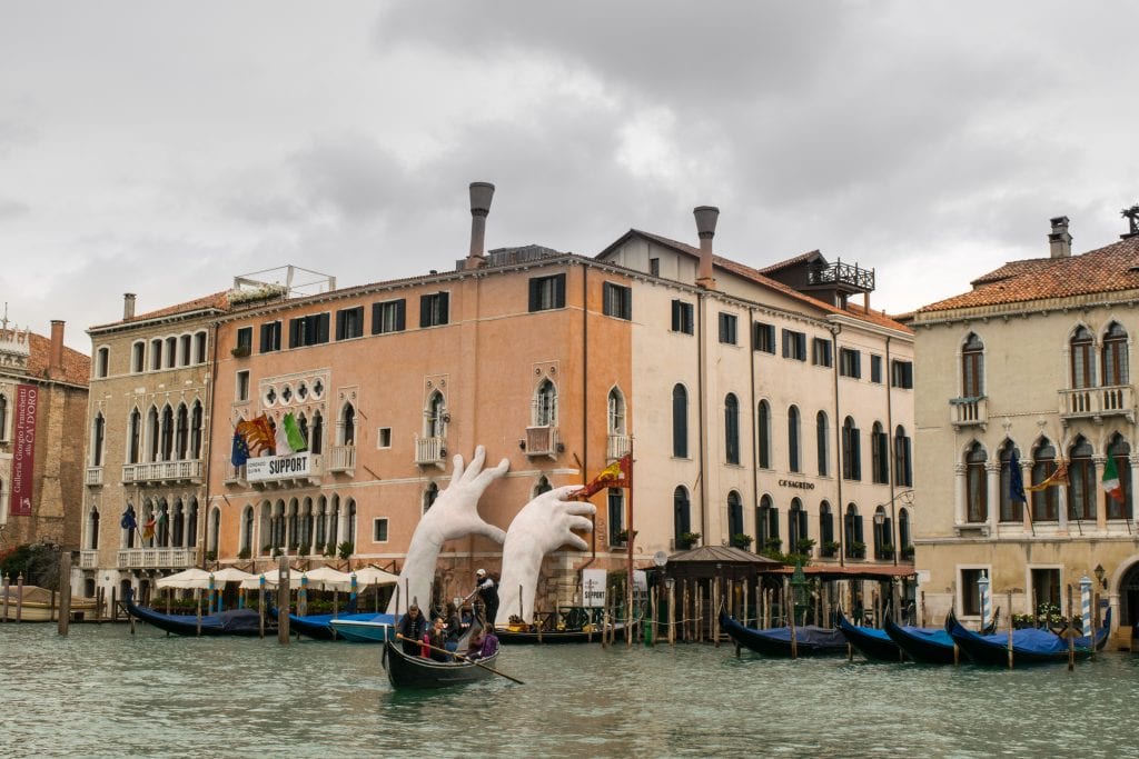 11月威尼斯三日:双手雕像
