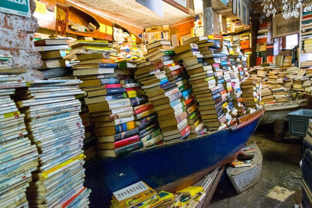 独木舟装满了一堆书在Libreria Acqua Alta venice