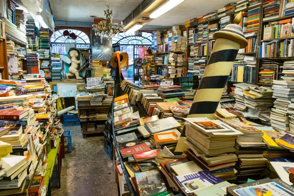 威尼斯的Libreria Acqua Alta书店，右边是装满书的贡多拉