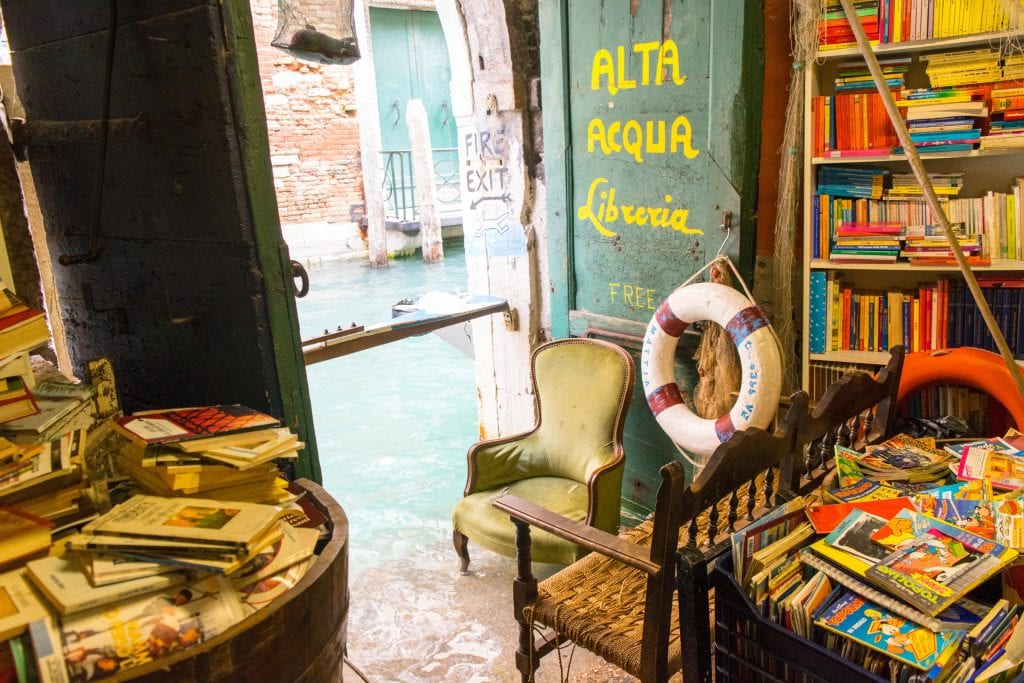Libreria Acqua Alta Venezia:火灾出口期间，有水附近可见的绿色椅子的腿。
