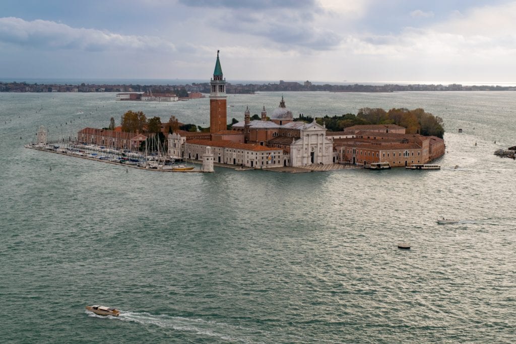 圣乔治马乔雷的照片从上面被威尼斯泻湖包围——这个小岛是威尼斯最好的风景之一!