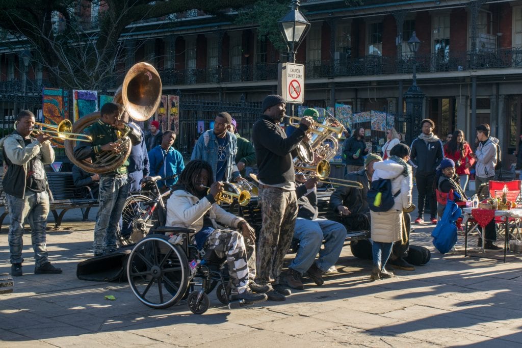 街头乐队在新奥尔良现场演奏爵士——在新奥尔良的任何3天都应该包括很多这样的表演!