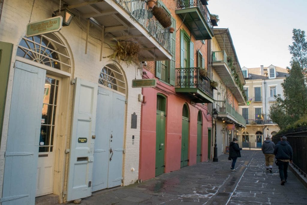 路易斯安那州新奥尔良的海盗巷，照片左侧是建筑——在新奥尔良的3天里，一定要去看看这个地方