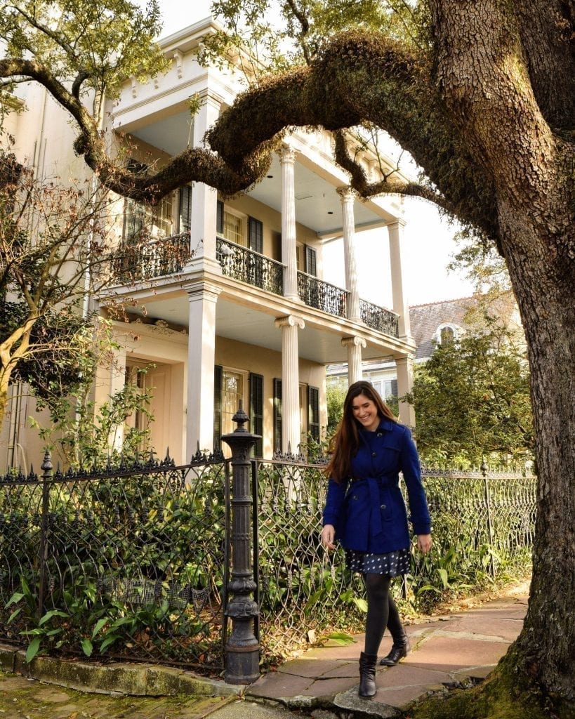 身着蓝色外套的凯特·斯道姆在诺拉市花园区的一处豪宅前和一棵大橡树下走了3天