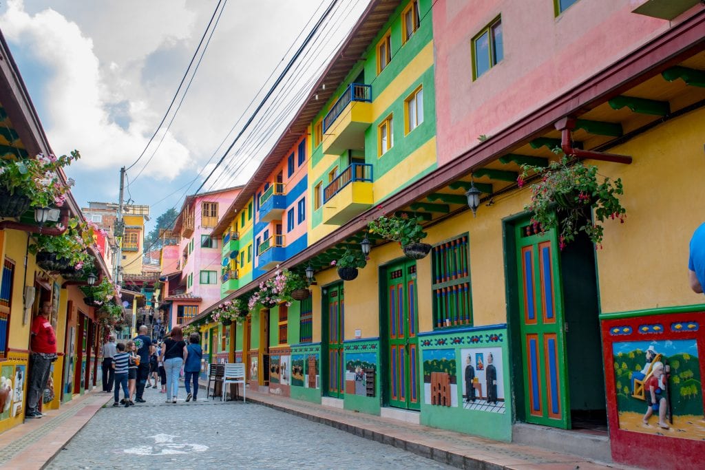 哥伦比亚瓜塔佩五彩缤纷的街道，airbnb的房东提示包括帮助客人轻松找到房子