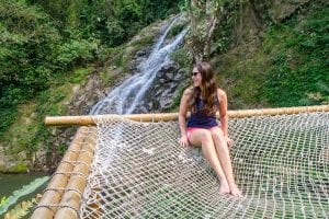 凯特在马里卡瀑布的吊床上拍照，马里卡瀑布是哥伦比亚明卡最好的瀑布之一
