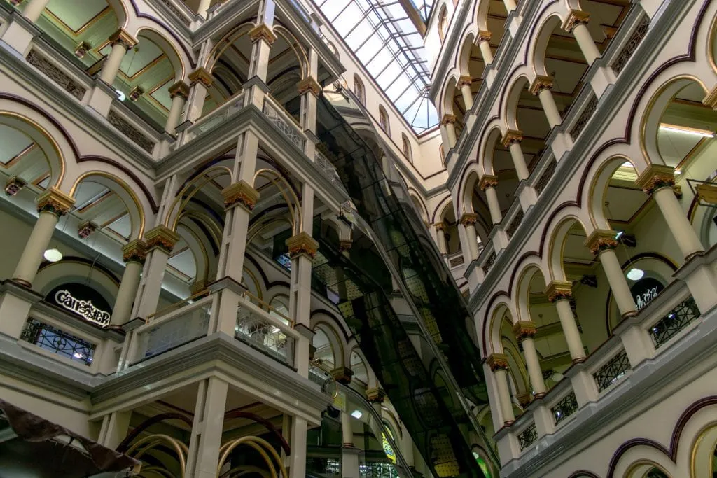 哥伦比亚麦德林一个现代购物中心的内部，自动扶梯显示。正如我们在哥伦比亚个人旅行行程中所访问的