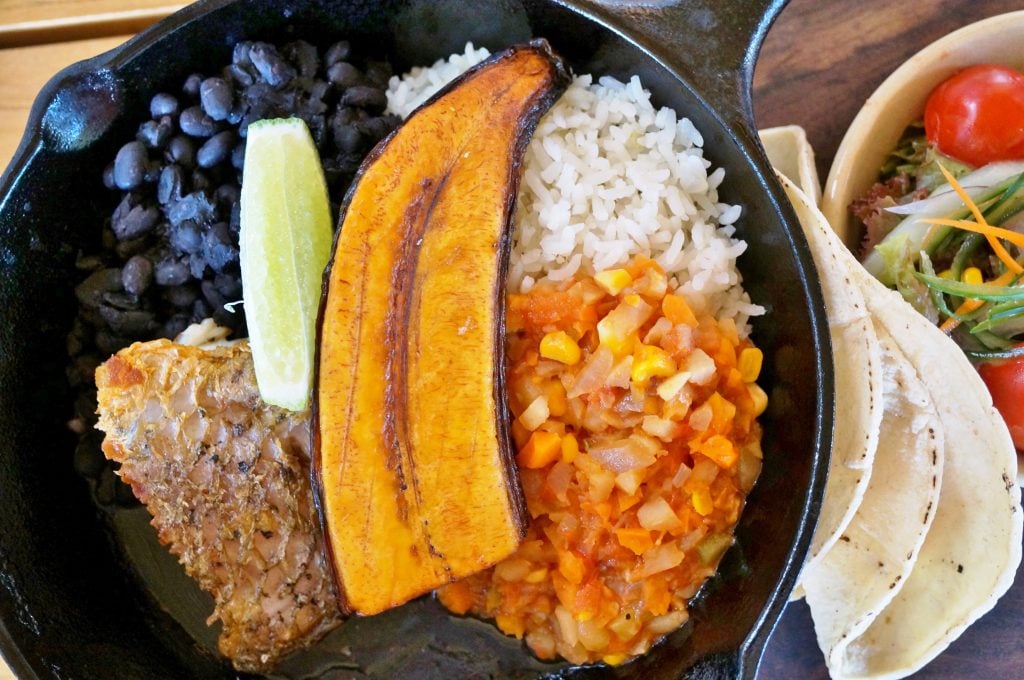 从上面看到的黑色盘子上的典型哥斯达黎加餐。在决定哥斯达黎加vs尼加拉瓜时，食物并不是决定因素
