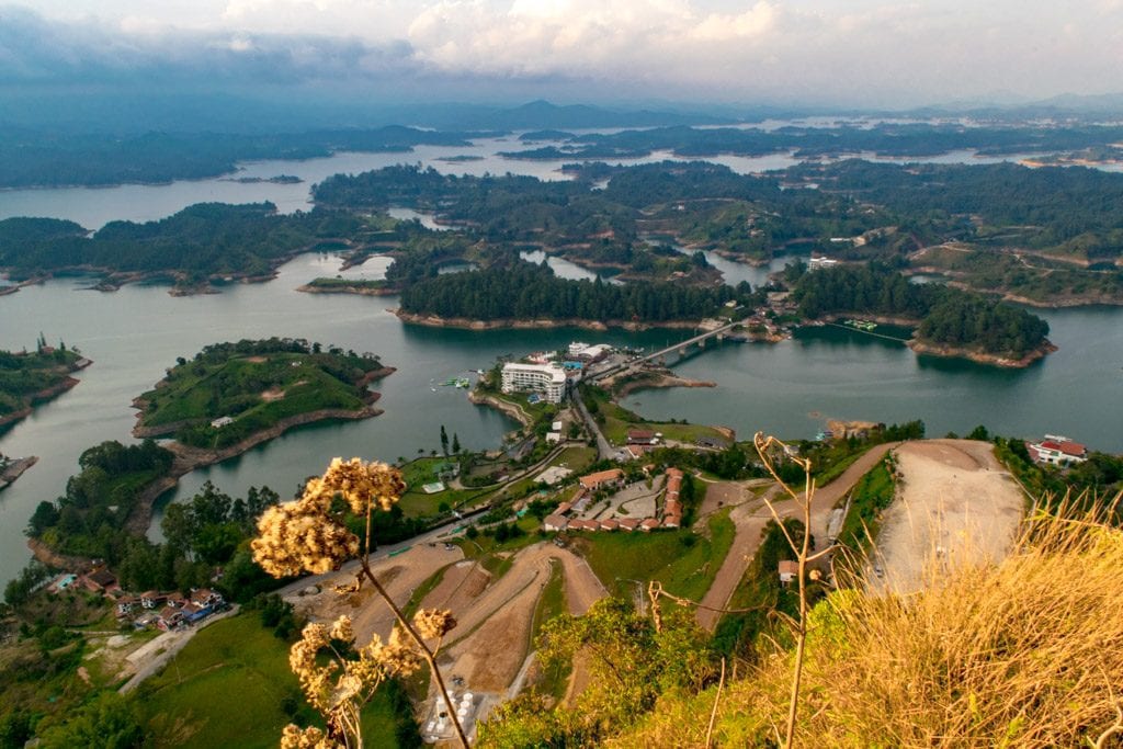 从哥伦比亚的埃尔佩诺山顶俯瞰，可以看到岛屿和湖泊——在哥伦比亚的任何2周行程中，都可以看到这种景色。