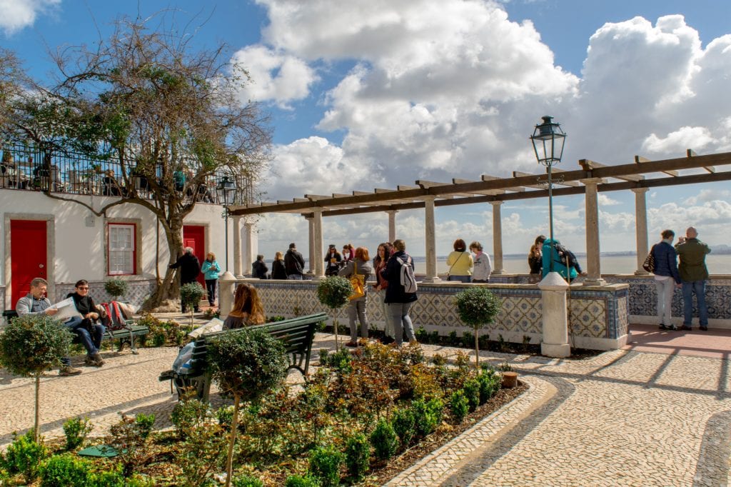 在一个阳光明媚的日子里，圣卢西亚米拉多罗是葡萄牙里斯本最好的景点之一