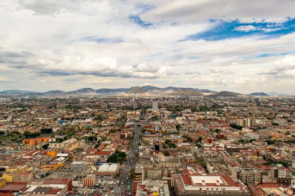 从Torre Latinoamericana俯瞰墨西哥城天际线