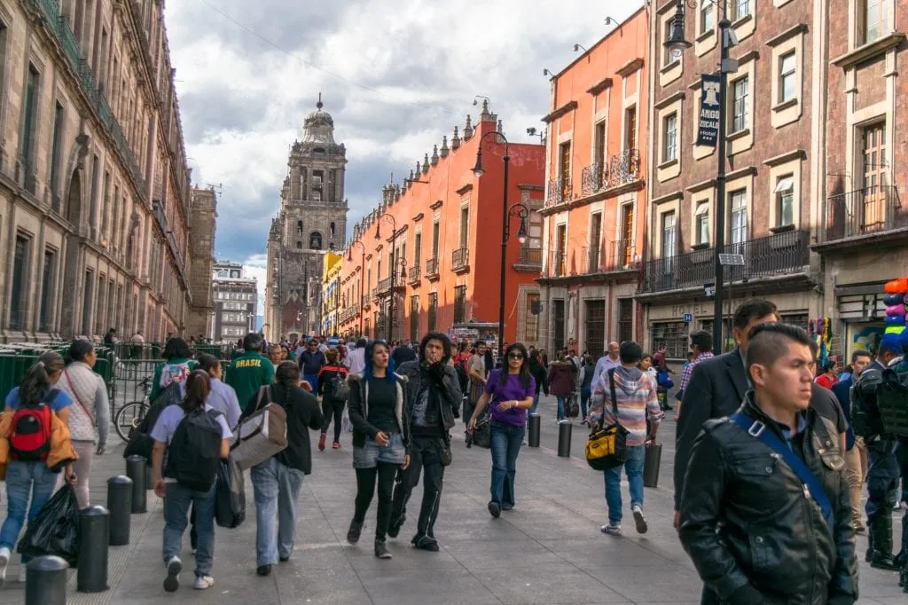 在墨西哥城为期3天的行程中，游客们聚集在五颜六色的街道上是常见的景象